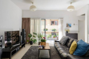 Beautiful lighted 1 bedroom apt with big balcony!